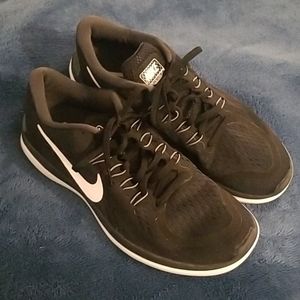 Nike flex 2017 women 9.5 black and white